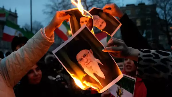 Los manifestantes queman imágenes del ayatolá Ali Khamenei durante un mitin celebrado en Solidaridad con el Levantamiento de Irán, organizado por el Consejo Nacional de Resistencia de Irán, en Whitehall, en el centro de Londres, el 11 de enero de 2026, para protestar contra la represión del régimen iraní contra el acceso a Internet y "reconocer su derecho a la autodefensa contra las fuerzas del régimen".