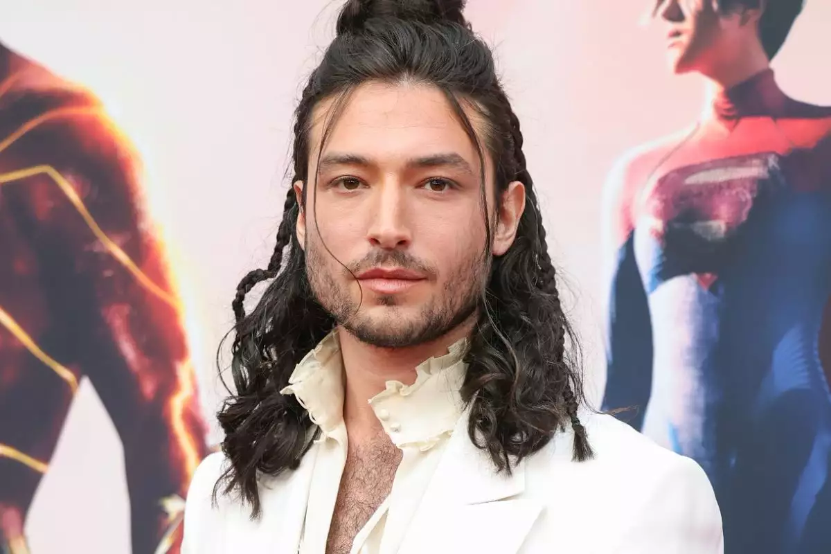 Ezra Miller se defiende y dice que fue atacado injustamente