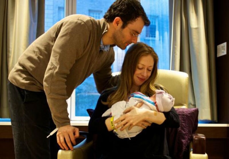 Hasta hace pocos días se mantuvo en secreto el sexo del bebé. Aquí los papás con Charlotte.