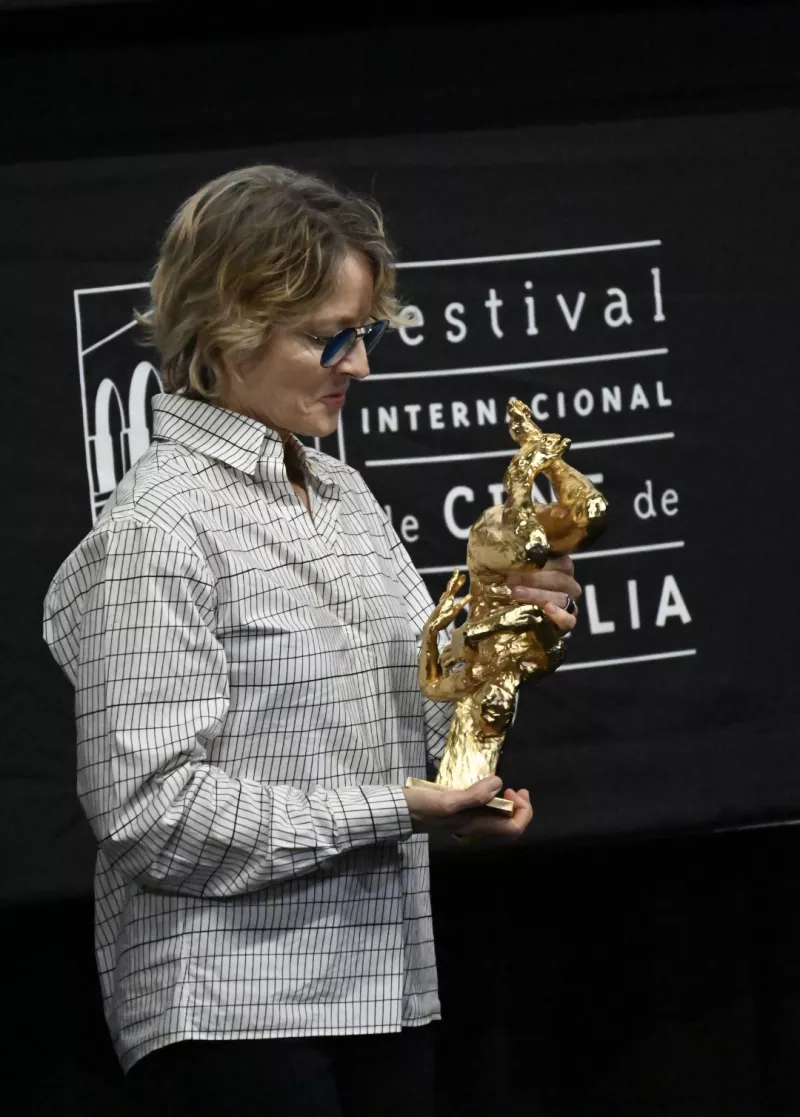 Jodie Foster con el premio a la Excelencia Artística del FICM. 