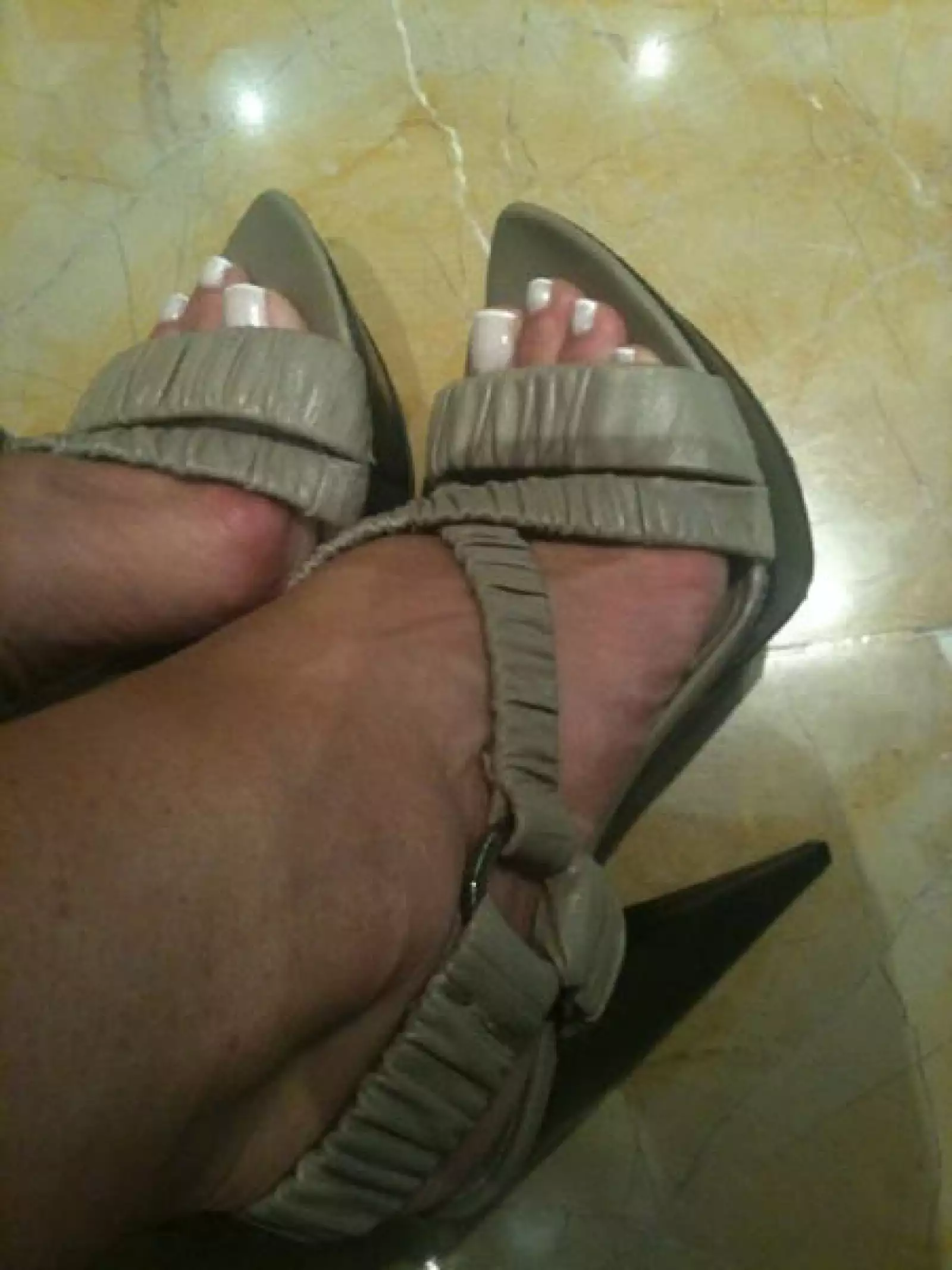 Lucero tiene un poco de todo, estás lindas zapatillas pueden ser para ir a comer o tomar un café.