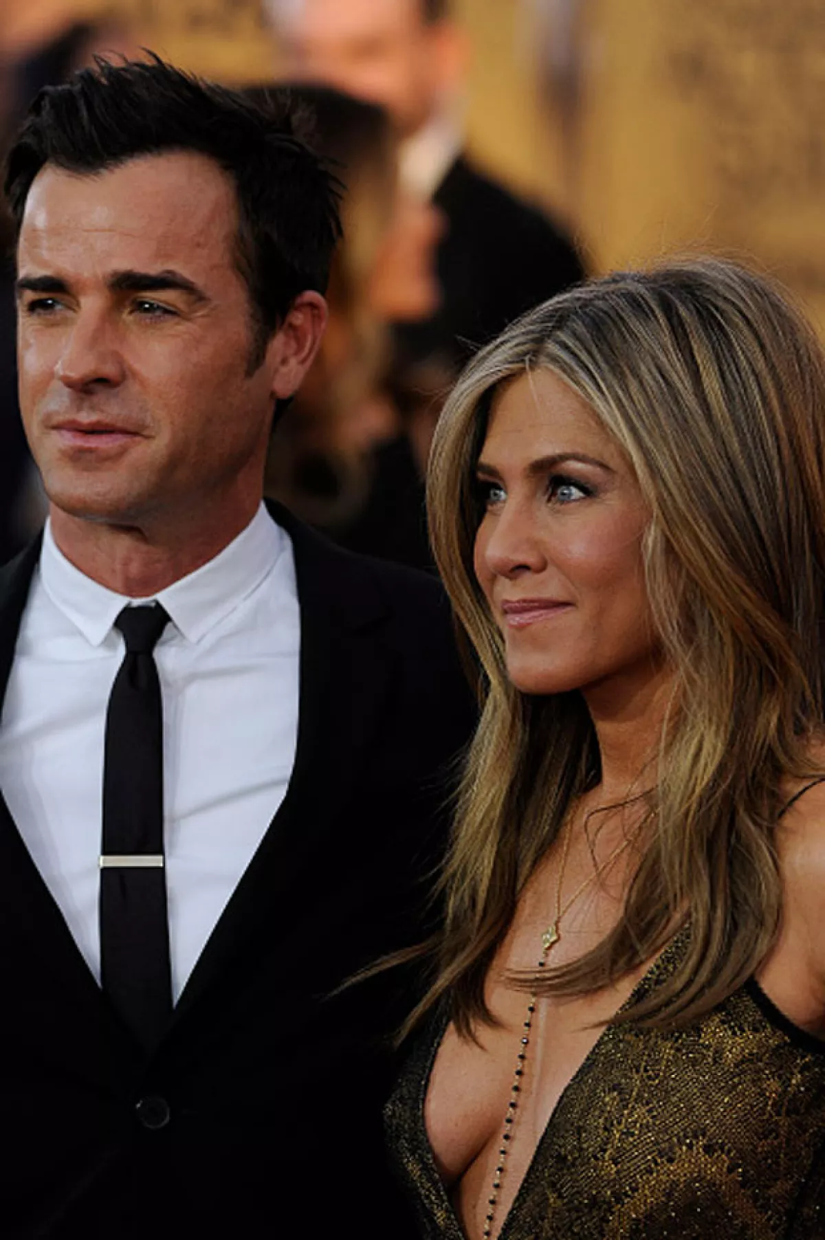 La actriz de "Cake" llegó acompañada de su prometido Justin Theroux a la premiación.