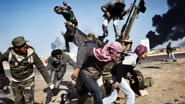 En la imagen aparecen rebeldes huyendo después de las revueltas en Ras Lanuf, Libia, el 11 de marzo de 2011.