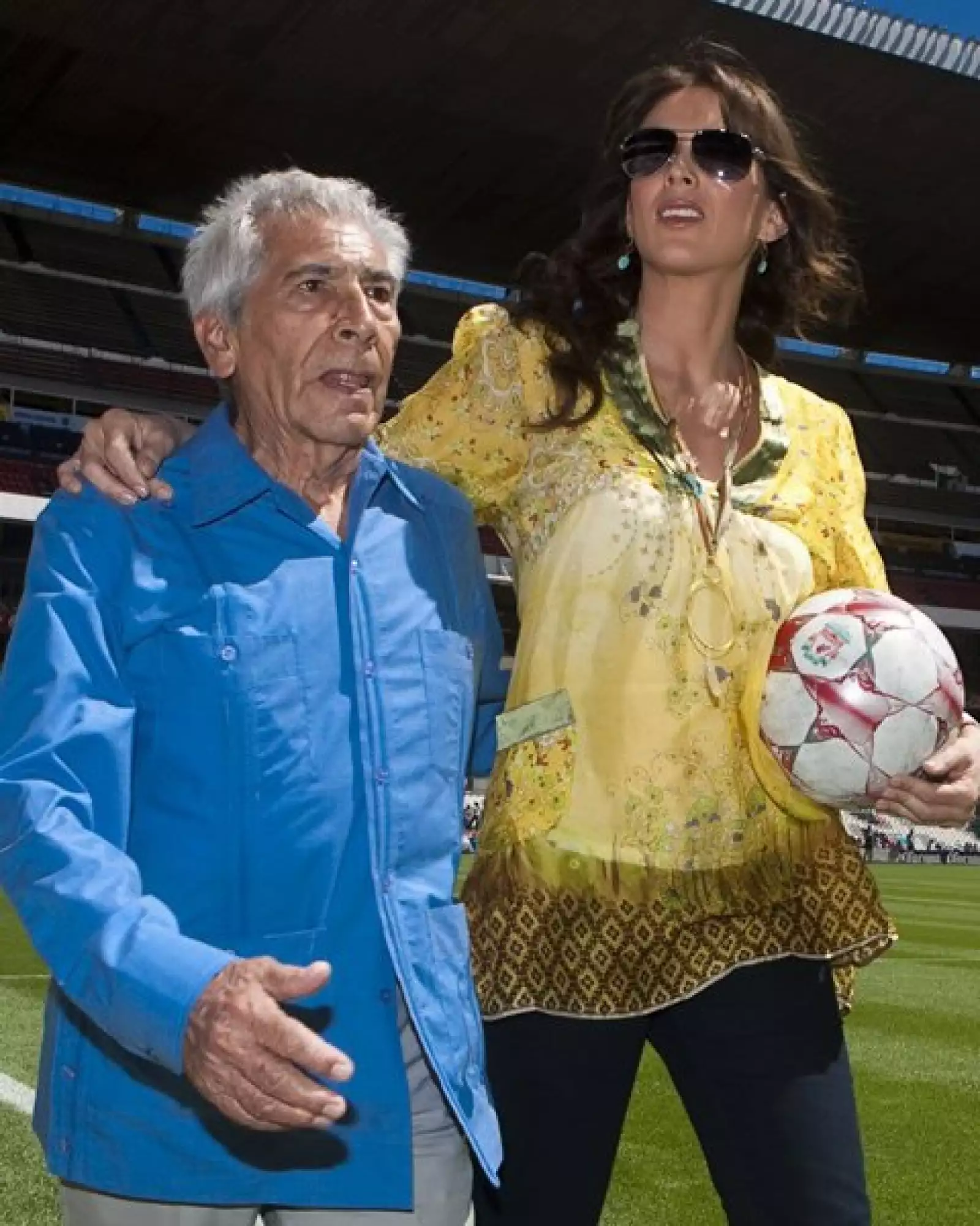 Jose Carlos Ruiz y Jaqueline Bracamontes, antes del partido.