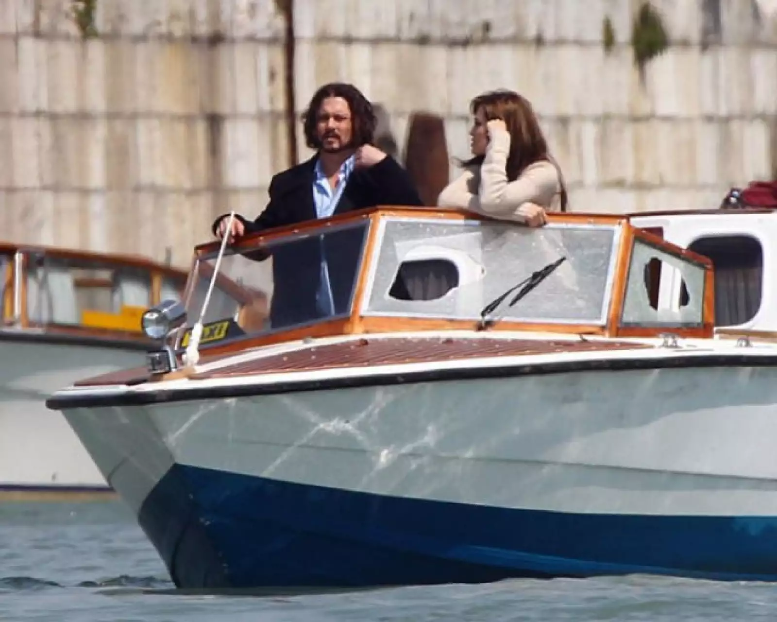 En la cinta, ella da vida a un agente de la Interpol y él a un turista estadounidense que está en peligro de muerte.