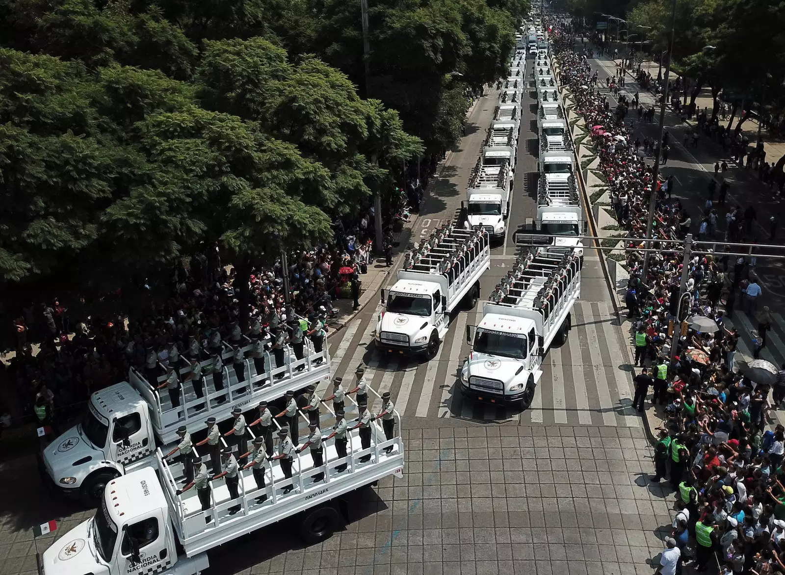 López Obrador encabeza desfile militar que incluye a la Guardia Nacional