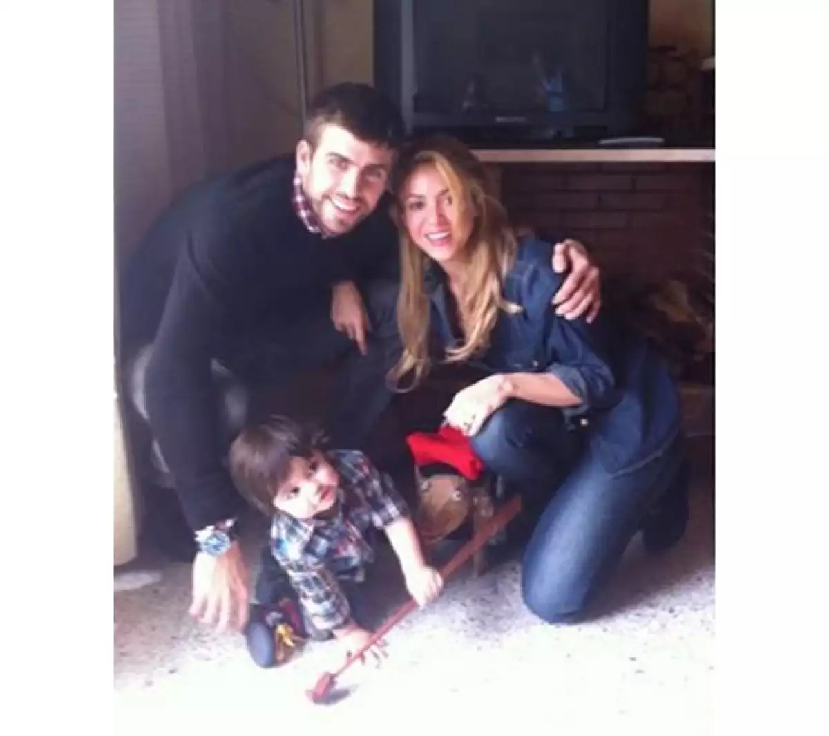 El día de hoy la cantante compartió una imagen de los tres, recibiendo los regalos para el pequeño con una costumbre muy característica de Catalunya, en casa de los abuelos del futbolista.