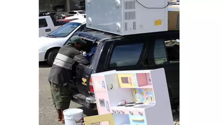 Otros saqueadores abarrotaron sus camionetas con electrodomésticos como televisiones y ventiladores y también con bebidas alcohólicas.