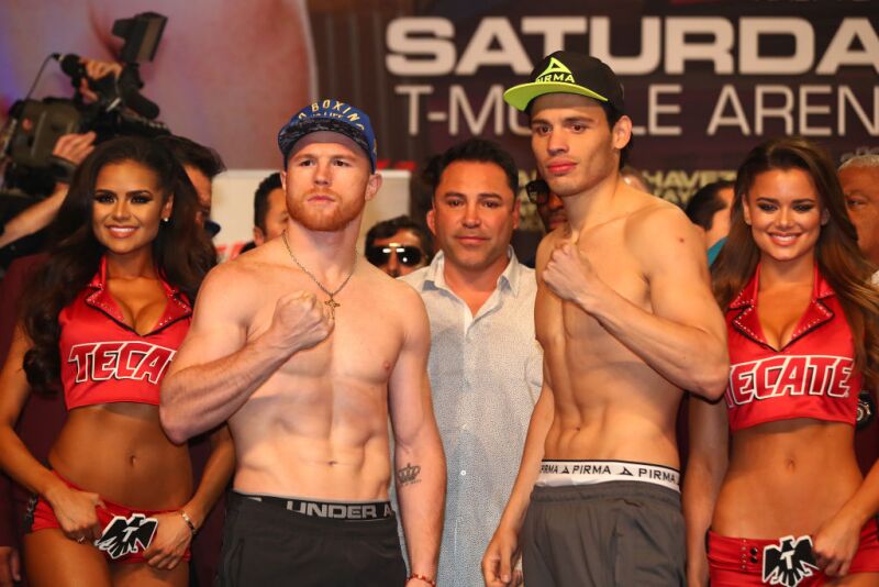 Canelo Álvarez y Julio César Chávez Jr. en la promoción de su combate, en 2017.