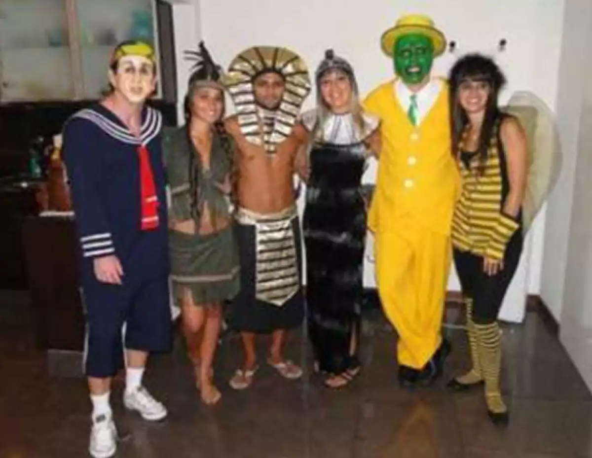 El delantero del Barcelona acudió a una fiesta de disfraces en compañía de su novia  y aprovechó la oportunidad para vestirse como Quico, uno de los grandes personajes de "Chespirito".