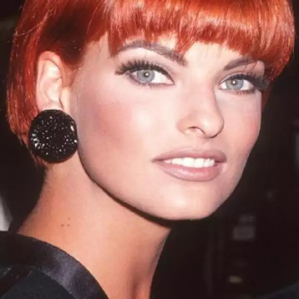 Con este color rojo cobre resaltan más sus ojos.