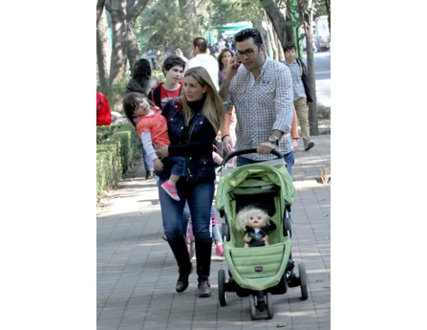 Maggie y Juan pasean en el parque con su hija Bárbara.