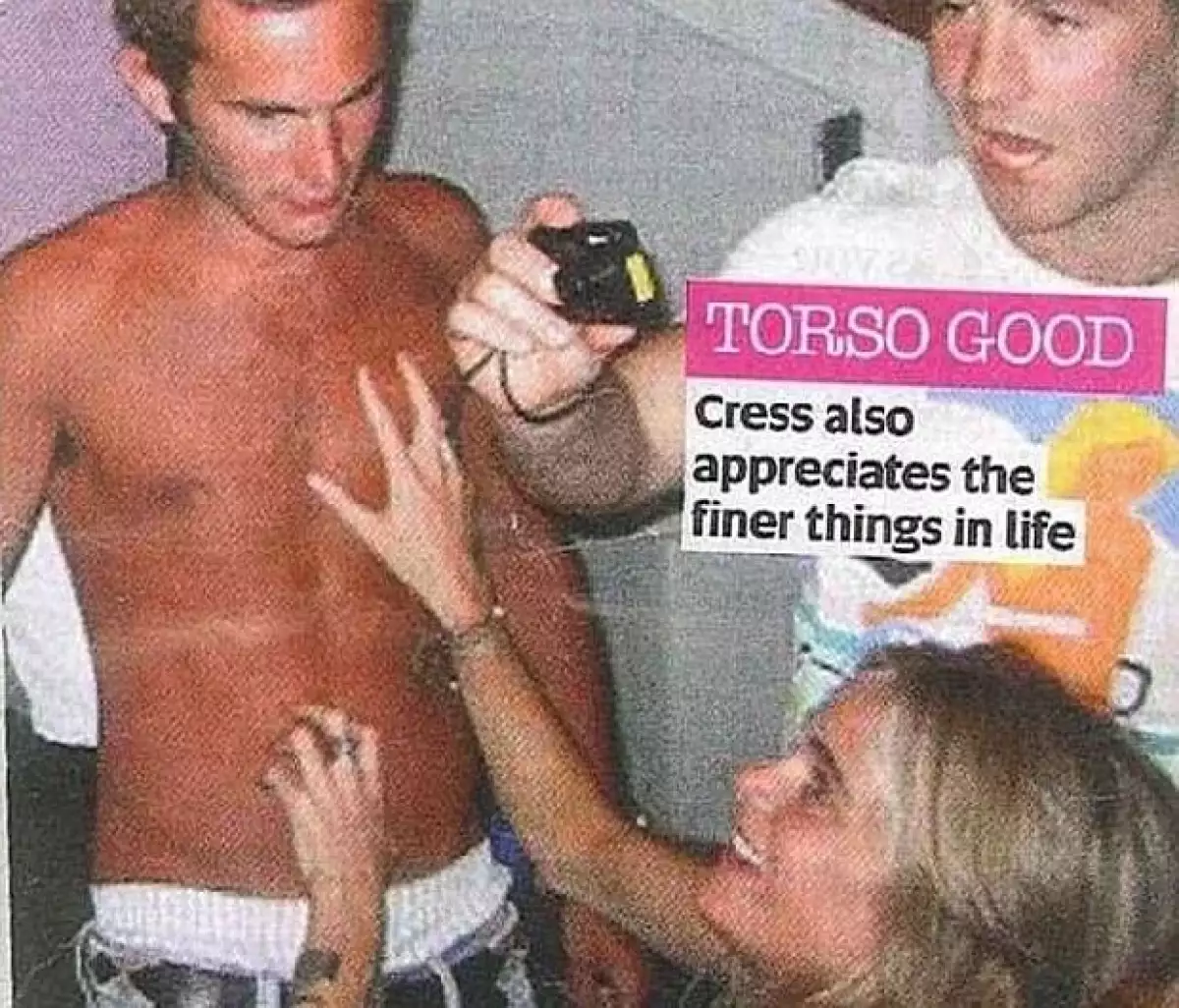 En esta imagen vemos a la socialité tocando el abdomen de un joven.