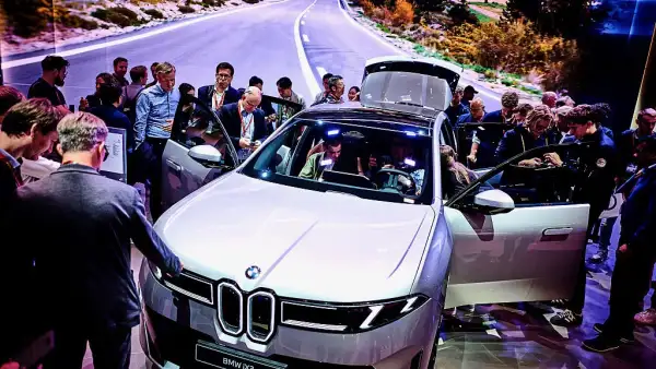 Un grupo de periodistas rodean un BMW iX3, durante la revelación global del modelo. La marca alemana es una de las que encabezan el segmento de autos premium en México. 