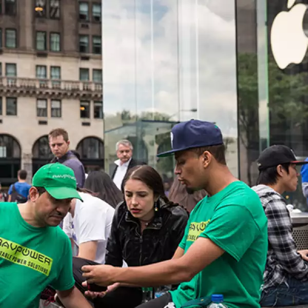 En la icónica Apple Store de Nueva York esperaban ansiosos por el iPhone 6.