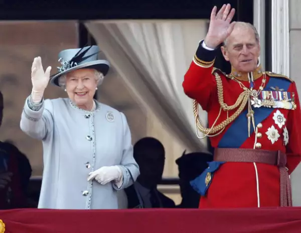 Luego de que el Duque fue operado de emergencia por un arteria obstruida fue visitado por su esposa la reina Isabel II ya que podría permanecer cuatro días hospitalizado.