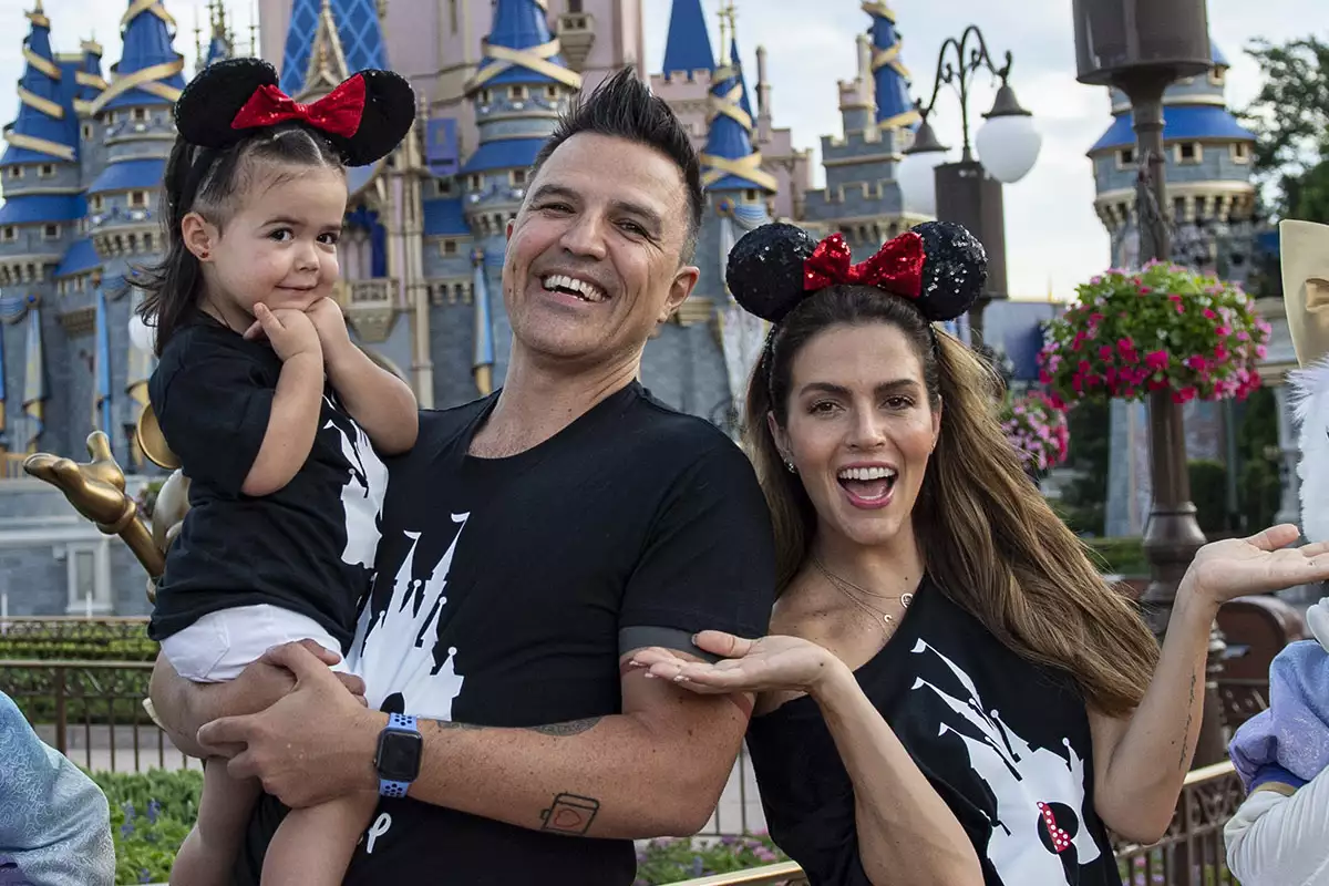 Claudia Álvarez y su familia en Walt Disney World y el barco Disney Wish