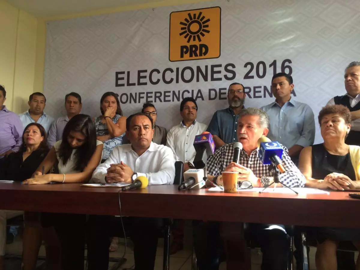 José Anotnio Estefan Garfías (izquierda) buscará impugnar la elección de gobernador que le da el triunfo al priista Alejandro Murat Hinojosa.