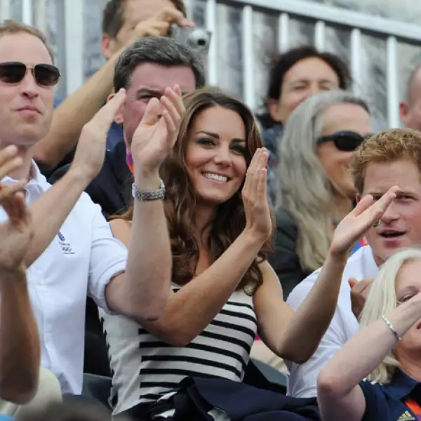 Los aplausos a su prima política, Zara Phillips, la primer miembro de la realeza en ganar una medalla olímpica.