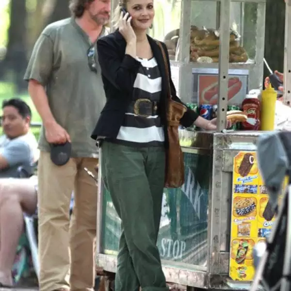 En un descanso de filmación, Drew Barrymore sació su apetito con un hot dog.