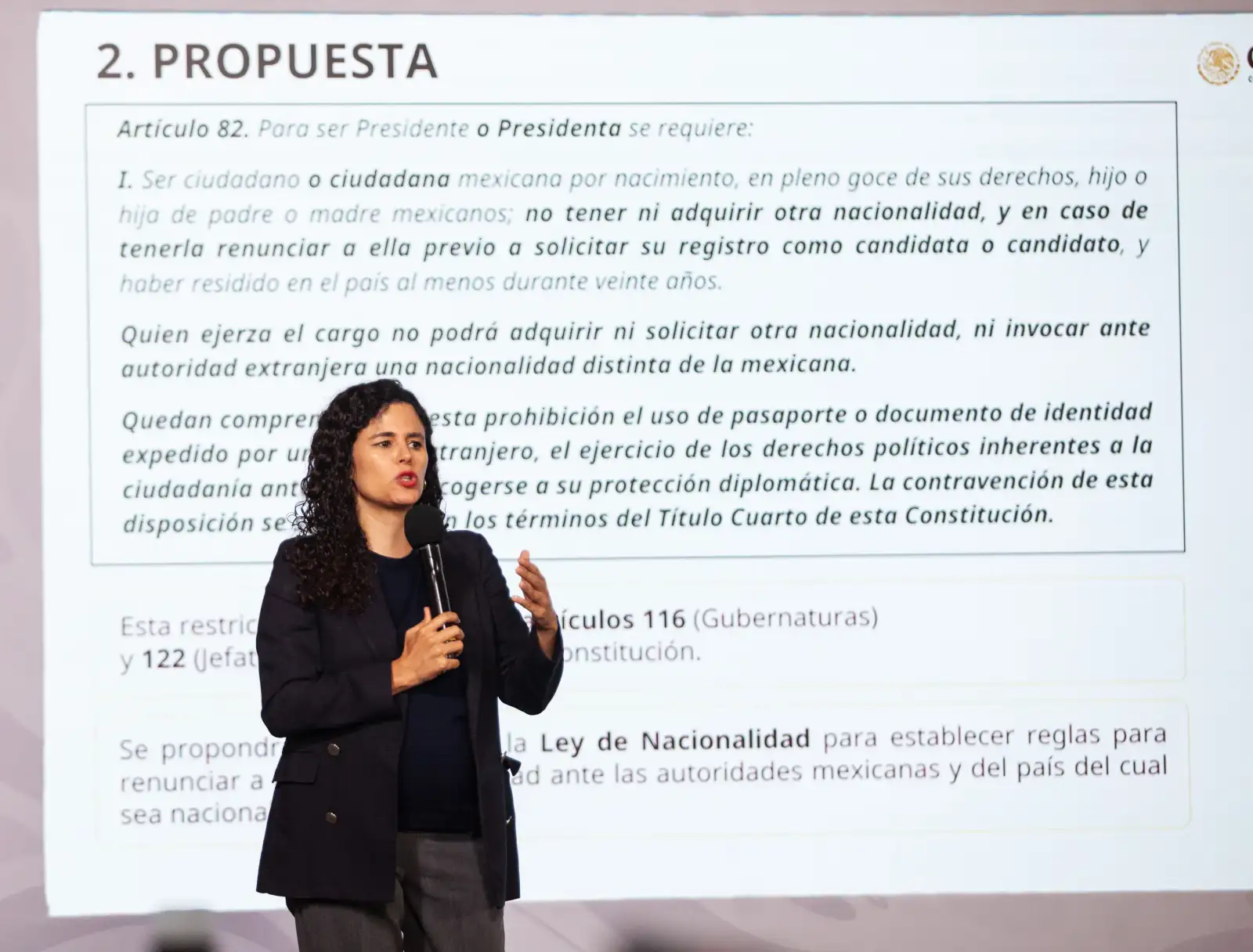 Luisa María Alcalde Luján, consejera jurídica del Ejecutivo Federal, presenta la iniciativa sobre la doble nacionalidad de aspirantes en la conferencia mañanera. 