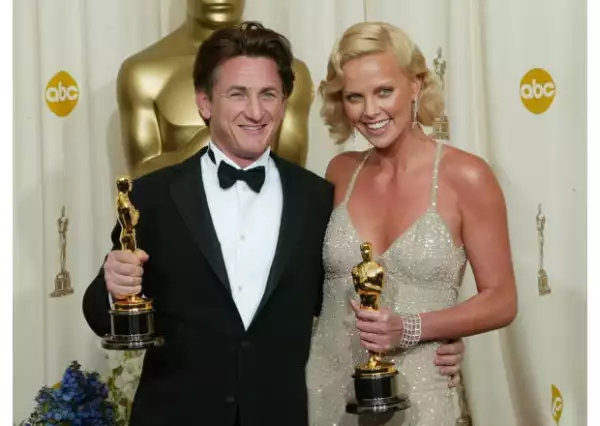 Sean y Charlize se conocen desde hace muchos años. Aquí, en 2004, cuando ambos ganaron un premio Oscar por sus interpretaciones en `Mystic River´ y `Monster´, respectivamente.