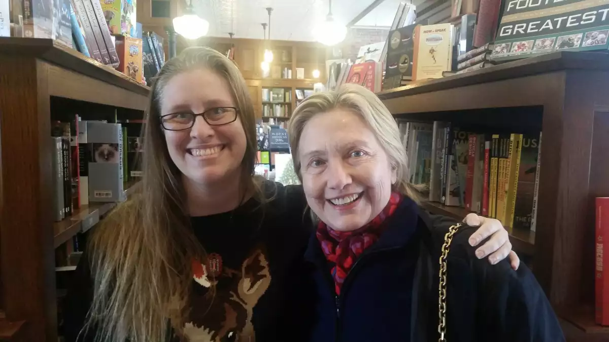 Hillary Clinton comprando libros.