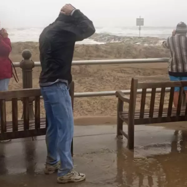 un grupo de personas observan las olas