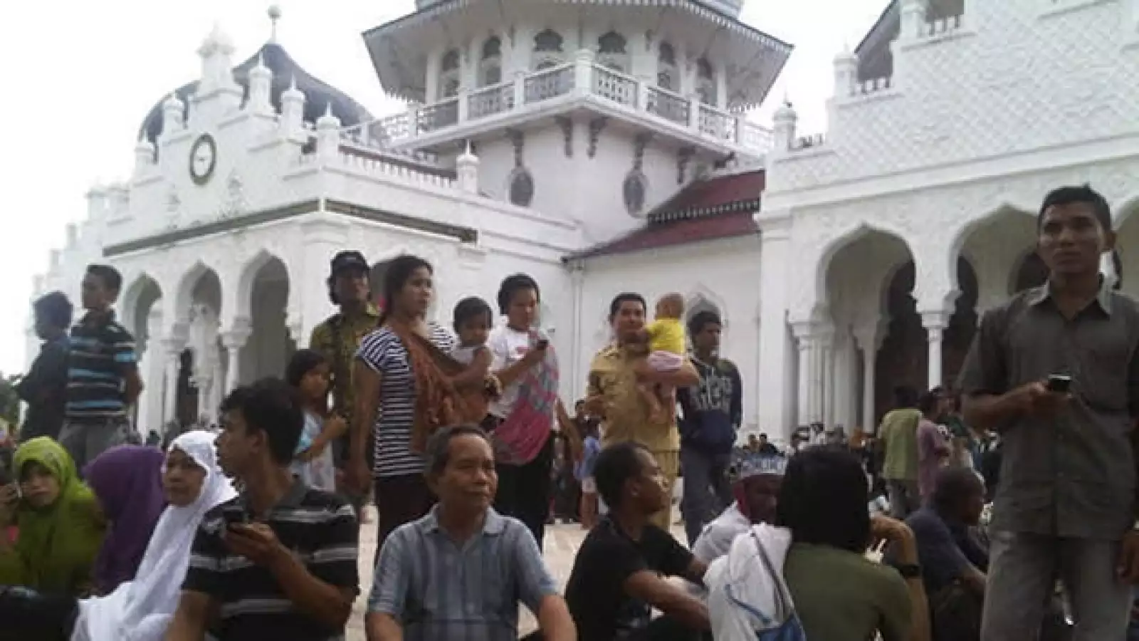 Personas se refugian ante un posible tsunami