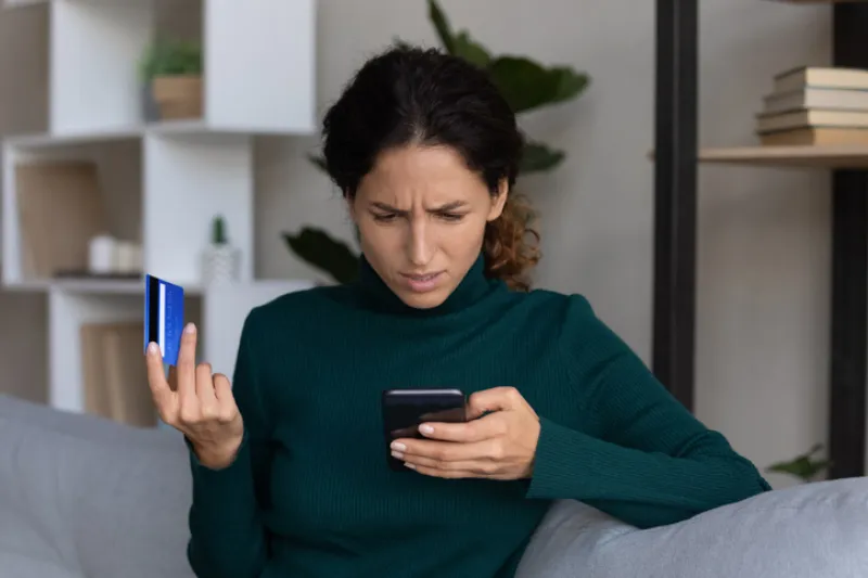 Una persona revisa su teléfono ante una alerta de fraude
