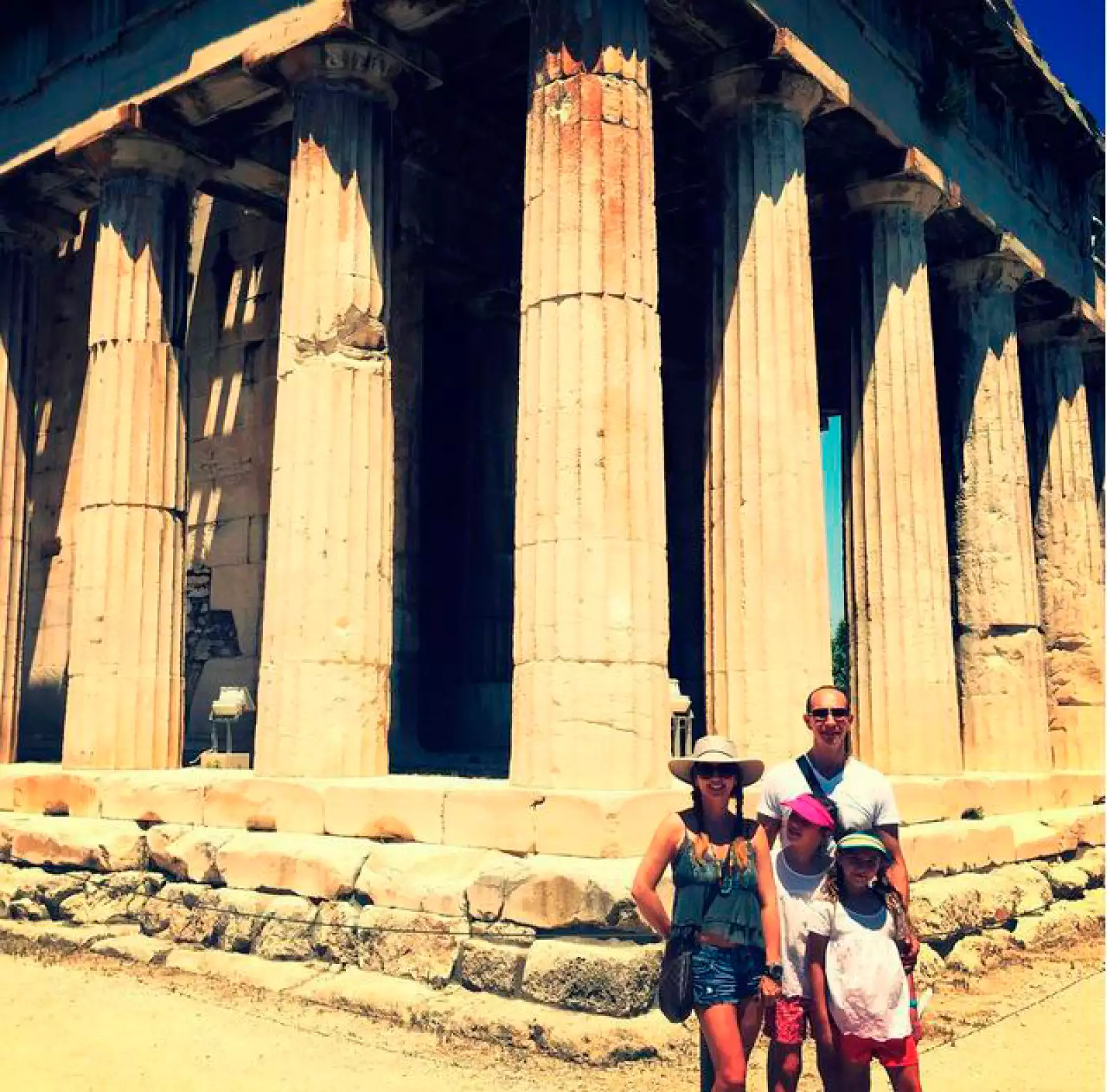 Antes, la familia estuvo en Grecia, aquí los vemos posando en la Acrópolis de Atenas.