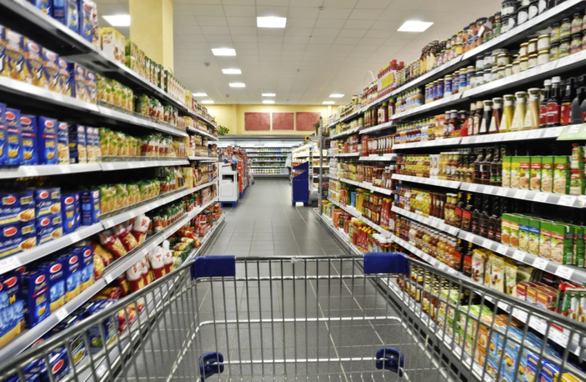 Einkaufswagen im Supermarkt