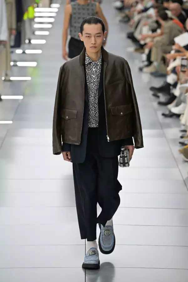 Foto de la pasarela de Dior de tendencias primavera-verano 2024 para hombres con camisa de animal print