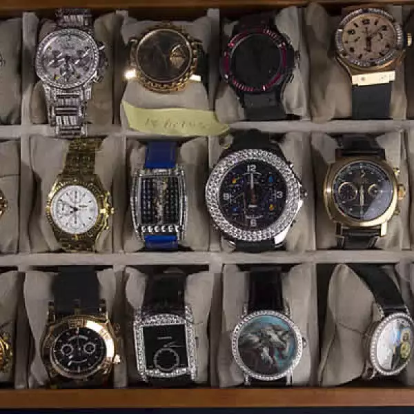 En la bóveda de un banco Expansión observó otros objetos incautados, desde relojes de más de 20,000 dólares, como los Patek Philippe y Hublot, hasta exquisitos cristales austriacos.