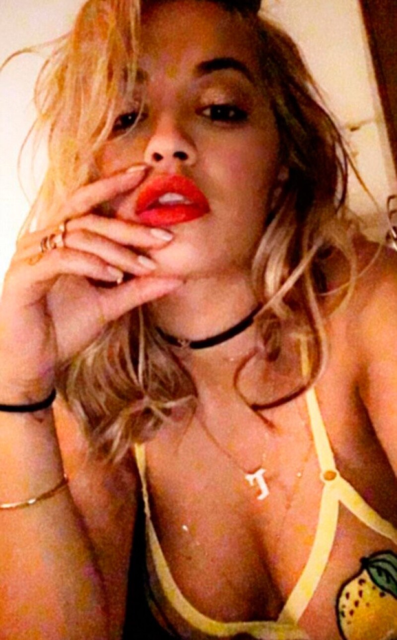 Rita Ora, quien ya ha sido relacionda con Jay Z en el pasado, despertó polémica tras publicar esta fotografía.