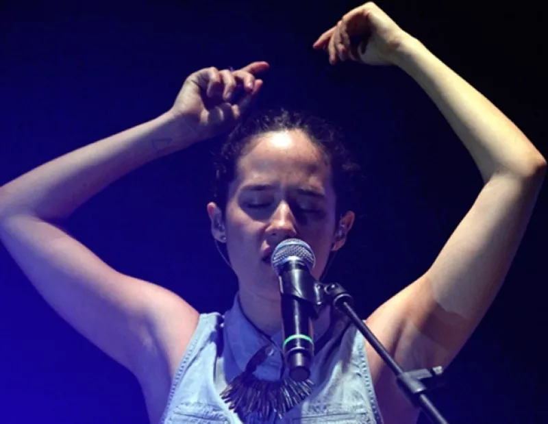 La cantante regresa más madura que nunca y nos muestra que hay algo que sabe hacer mejor que cantar, y eso es dejar ir amores.