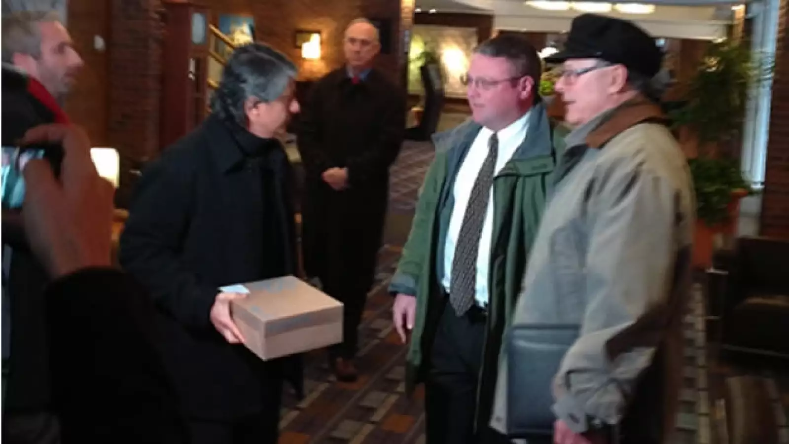 Activistas entregan firmas contra Calderon