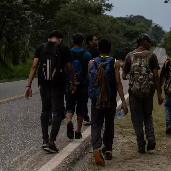 Migrantes hondureños caminas sobre la carretera Palenque con rumbo a Coatzacoalcos para lograr abordar el tren La Bestia y continuar su camino hacia la frontera sur de México.