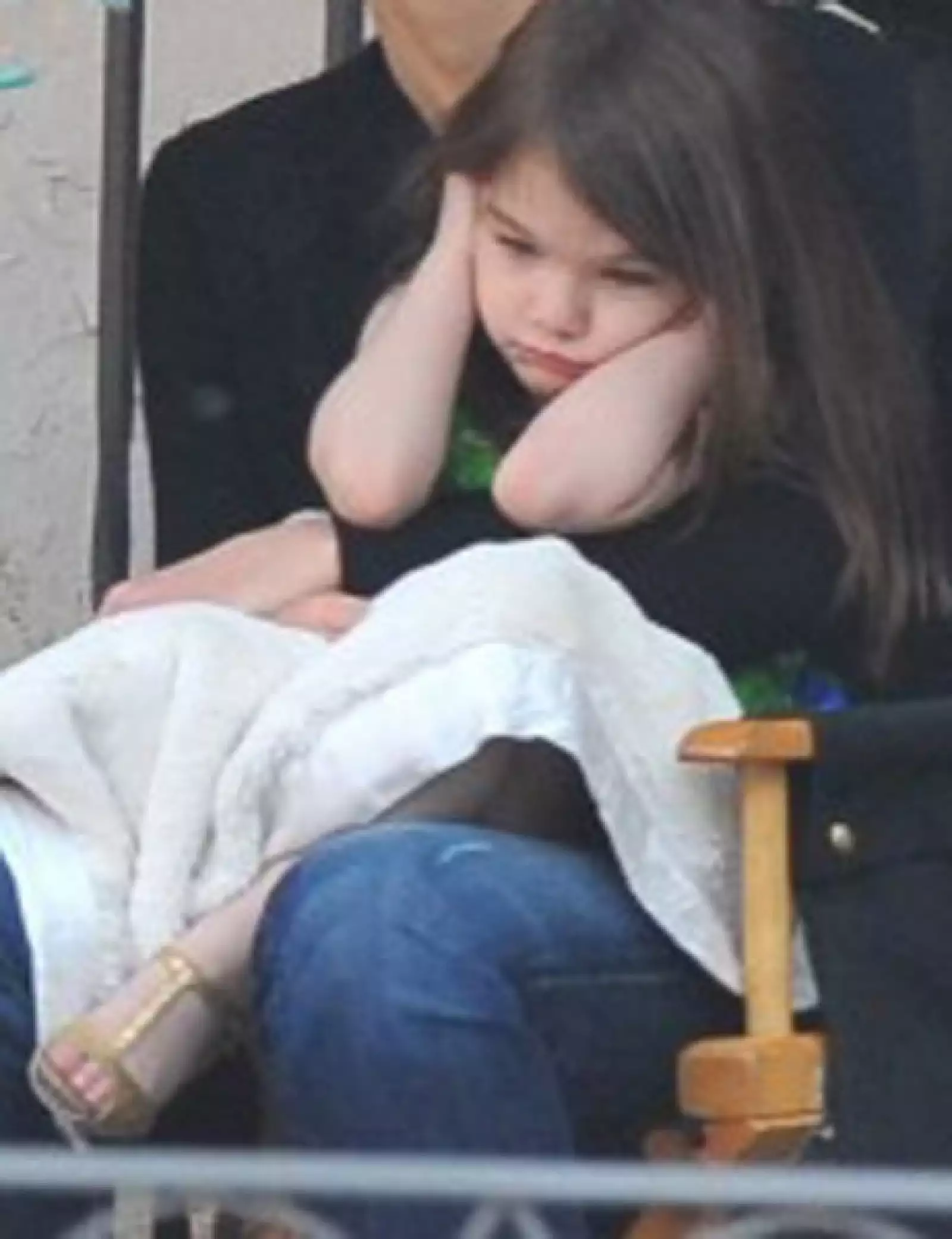 Suri Cruise viajó en compañía de su mamá  a Sevilla para visitar a su papá en el rodaje de Knight & Day.