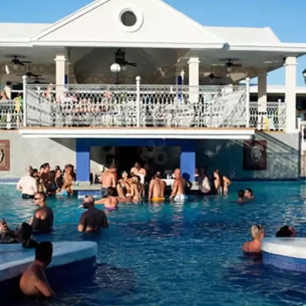 piscina_turistas_viajes