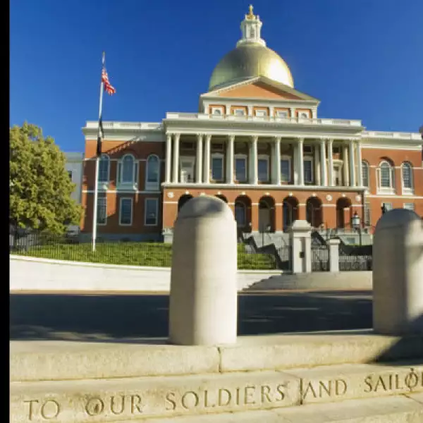 En el barrio exclusivo de Beacon Hill se ubica la residencia del poder del estado.