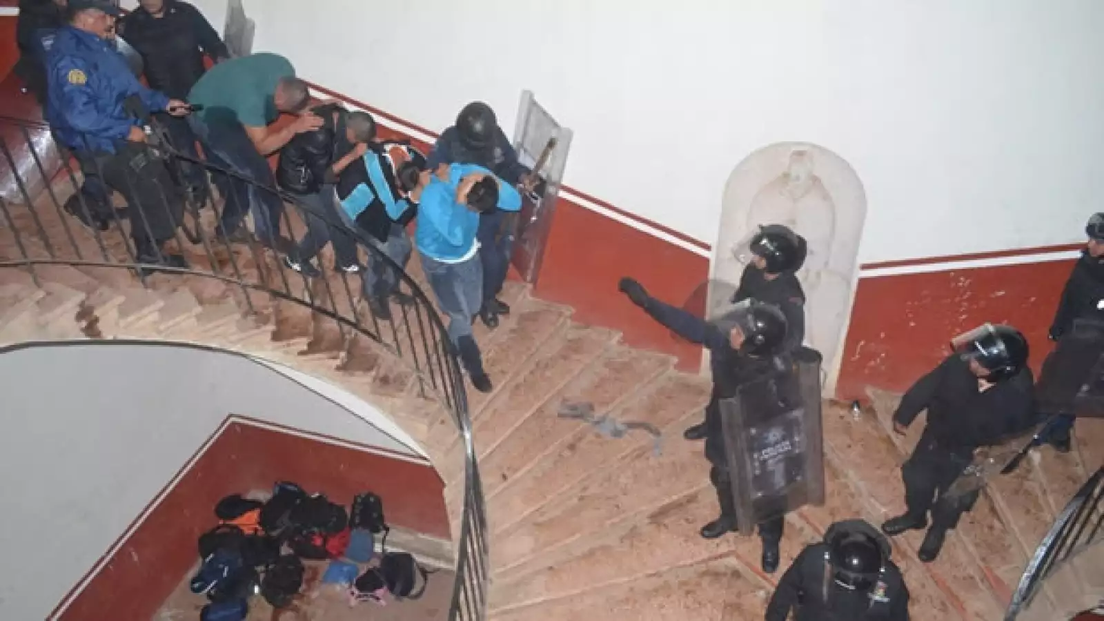 Enfrentamientos entre normalistas y policías federales