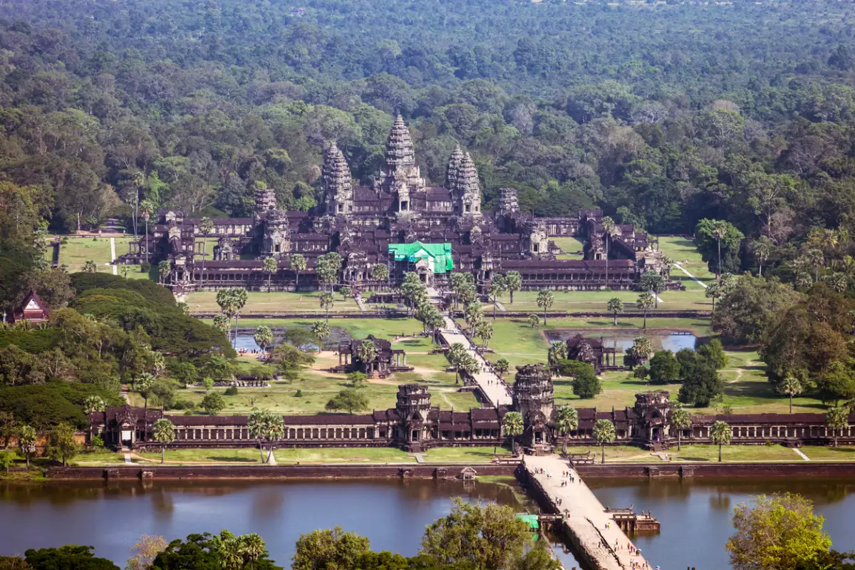 Foto aérea del templo Angkor wat de Camboya con un río de frente