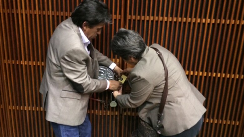 Legisladores del PRD, Movimiento Ciudadano y del Partido del Trabajo encadenaron puertas para evitar el acceso al salón de plenos.
