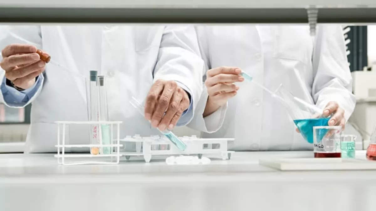 cientificos realizan experimentos