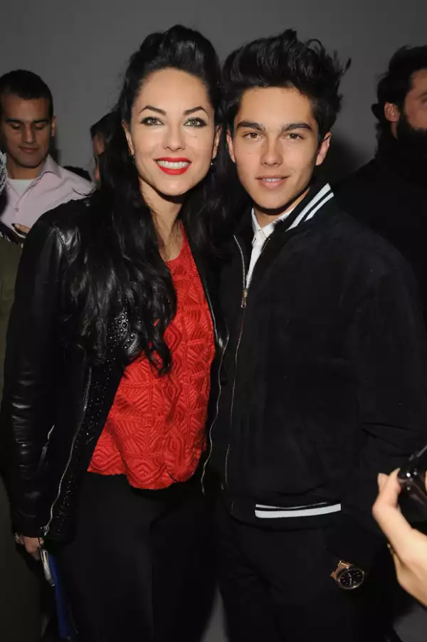 Tanto Bárbara como su hijo, de 17 años, lucen guapísimos en la presentación.