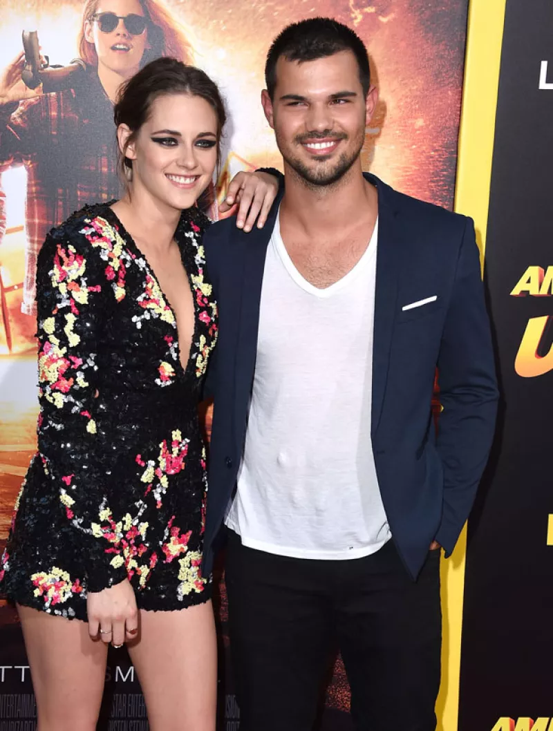 Los personajes de “Twilight” se fotografiaron juntos en la red carpet de la nueva película de la actriz, “American Ultra”, ayer por la noche.