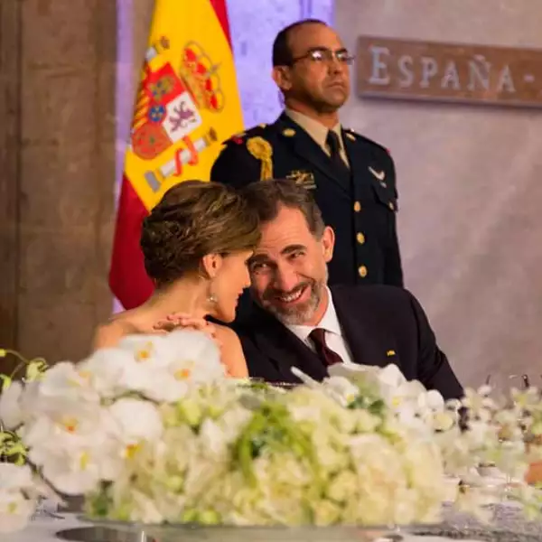 Los reyes se mostraron sonrientes durante la cena.