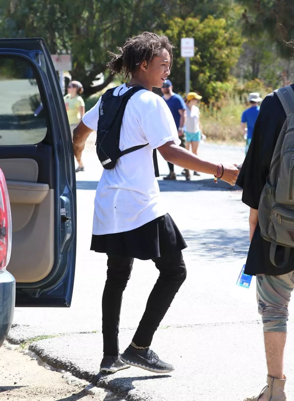 Aunque muchos podrían pensar otra cosa, el hijo de Will Smith lleva ropa de mujer pues esto es lo que usan algunos de sus ídolos como Kanye West.