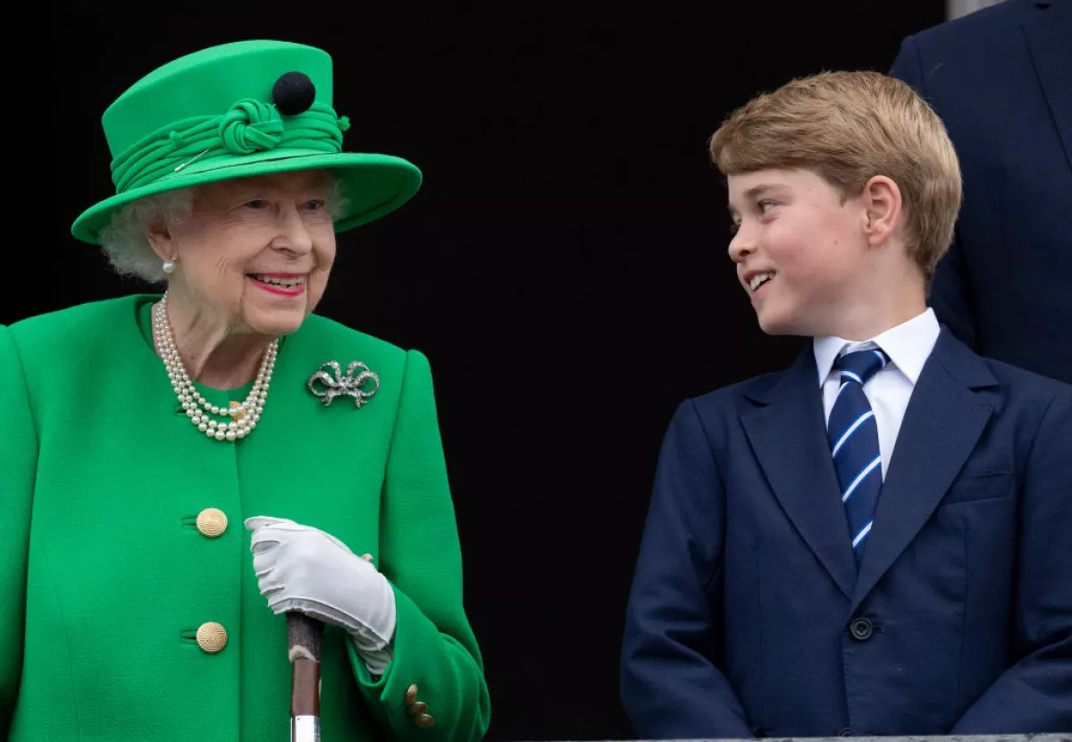 Rena Isabel II y príncipe George